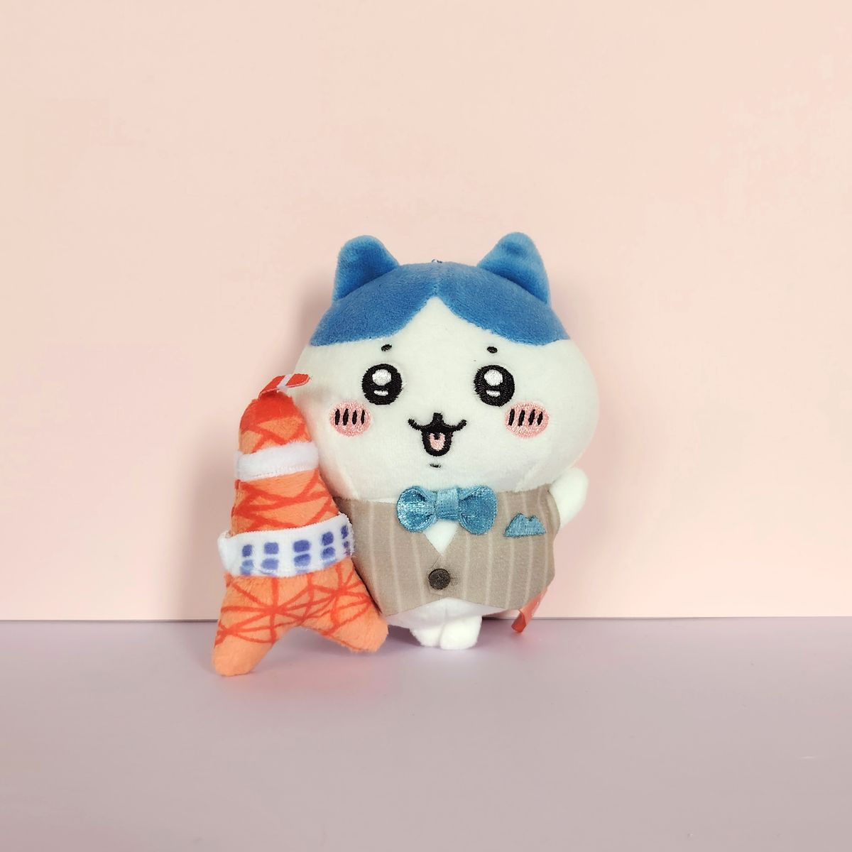 Peluche Hachiware en costume avec nœud papillon bleu et Tokyo Tower