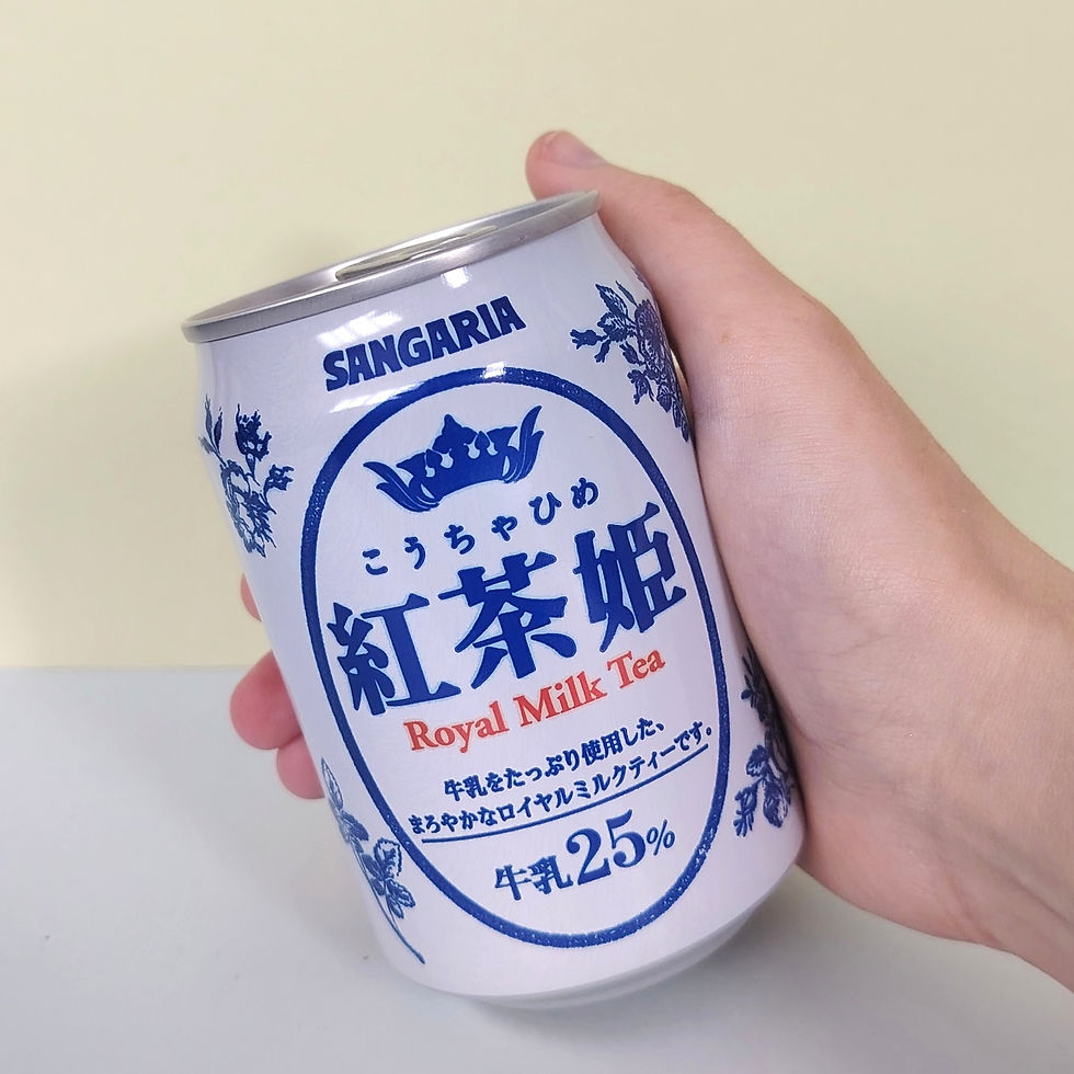 Canette Sangaria Kōcha Hime Royal Milk Tea, design floral bleu tenue en main