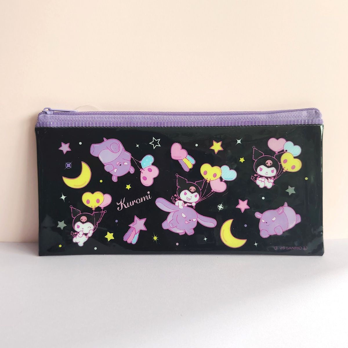 Pochette plate noire Kuromi et Baku avec motifs étoiles et lunes