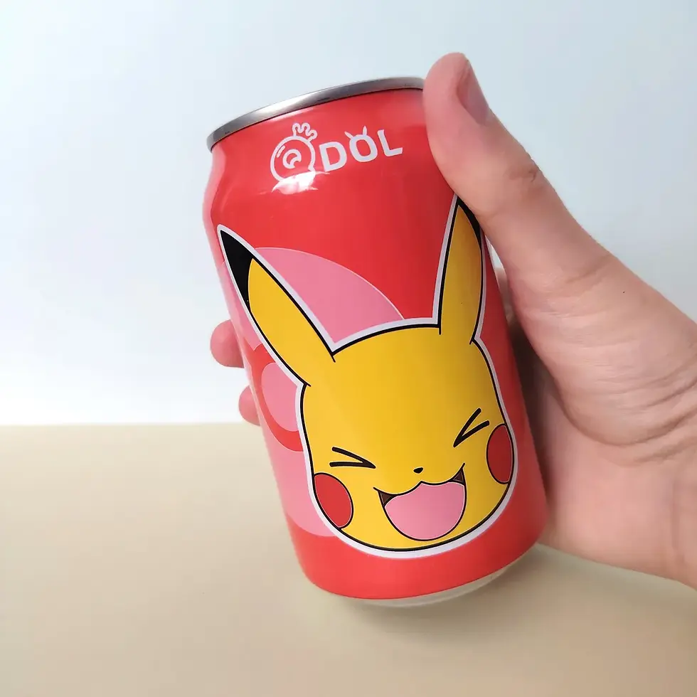 Canette QDOL eau pétillante fraise Pikachu Pokémon tenue en main