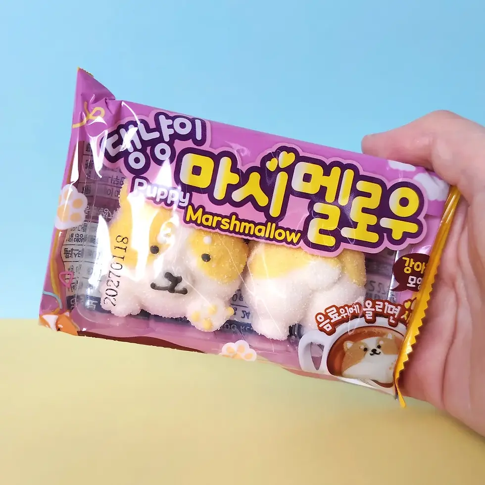 Puppy Marshmallow coréen tenu en main, emballage violet avec deux marshmallows en forme de chiot de face et derrière de chien