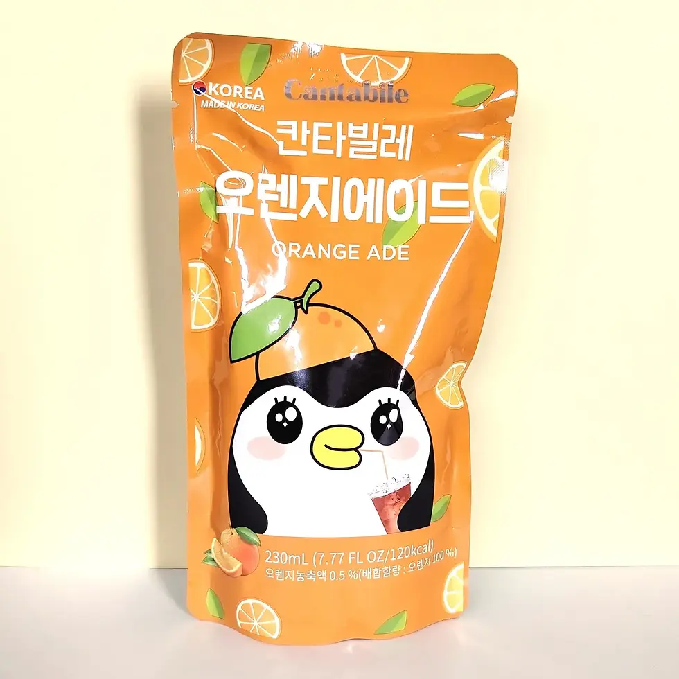 Sachet Cantabile boisson orange 230ml tenu en main, mascotte pingouin kawaii coiffée d'une orange, Corée du Sud