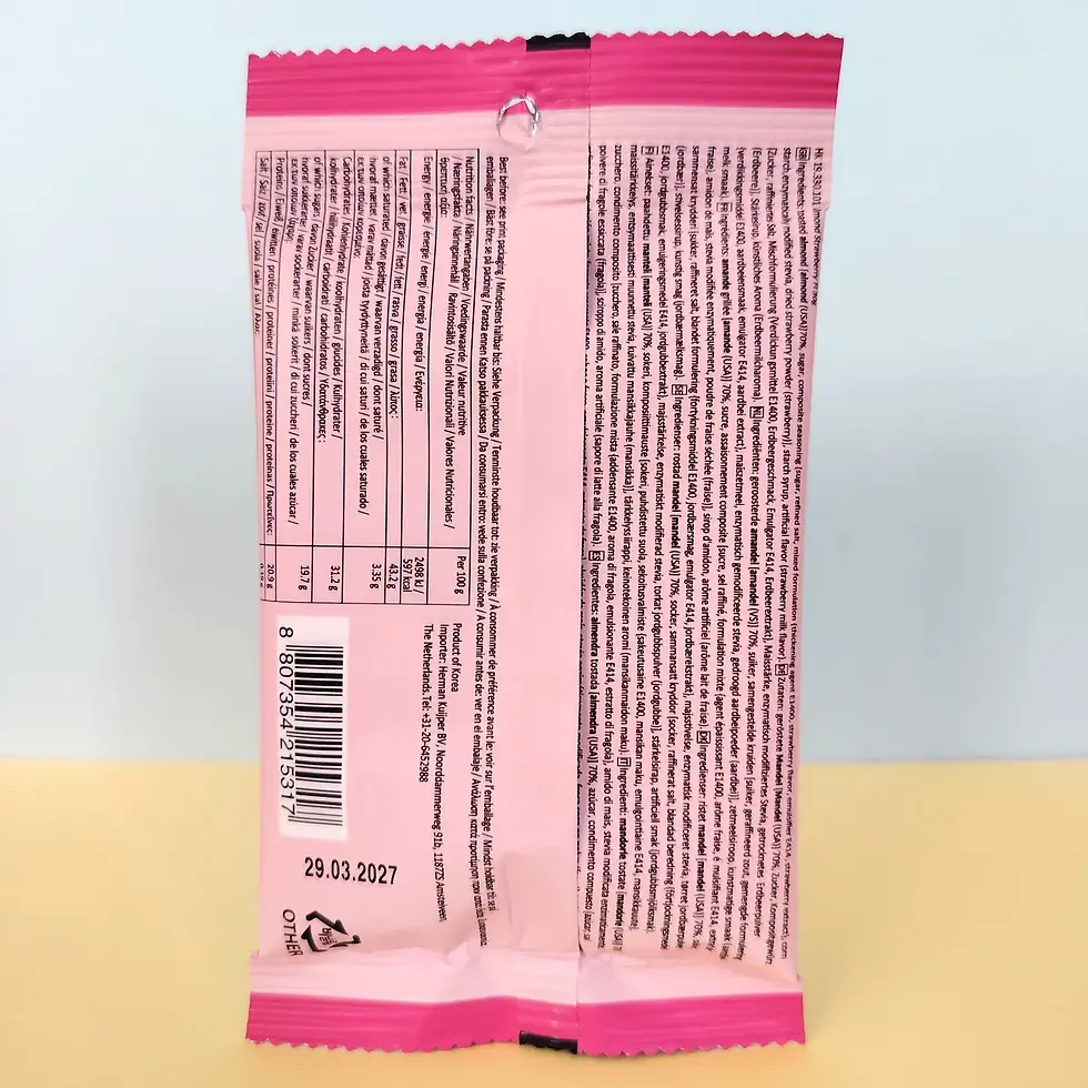 Dos du sachet Nuts Holic Strawberry Almond avec ingrédients, valeurs nutritionnelles et DDM