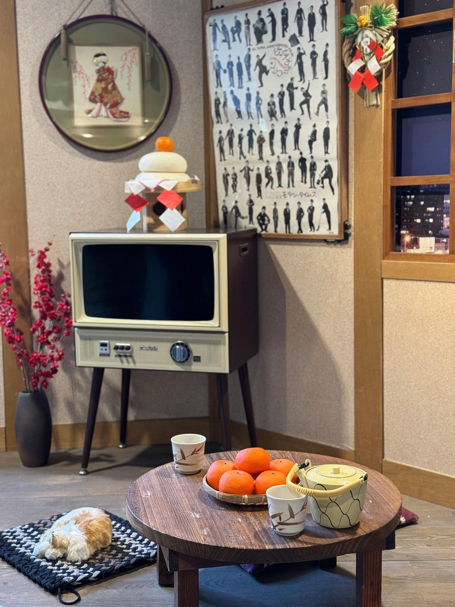 Kagami mochi, décoration traditionnelle du Nouvel An japonais, posé sur une télévision rétro dans un intérieur japonais