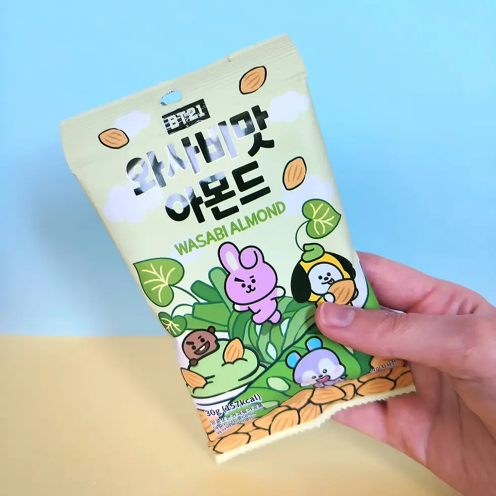 Sachet BT21 Amandes Grillées Saveur Wasabi tenu en main, snack coréen collector BT21 emballage vert printanier