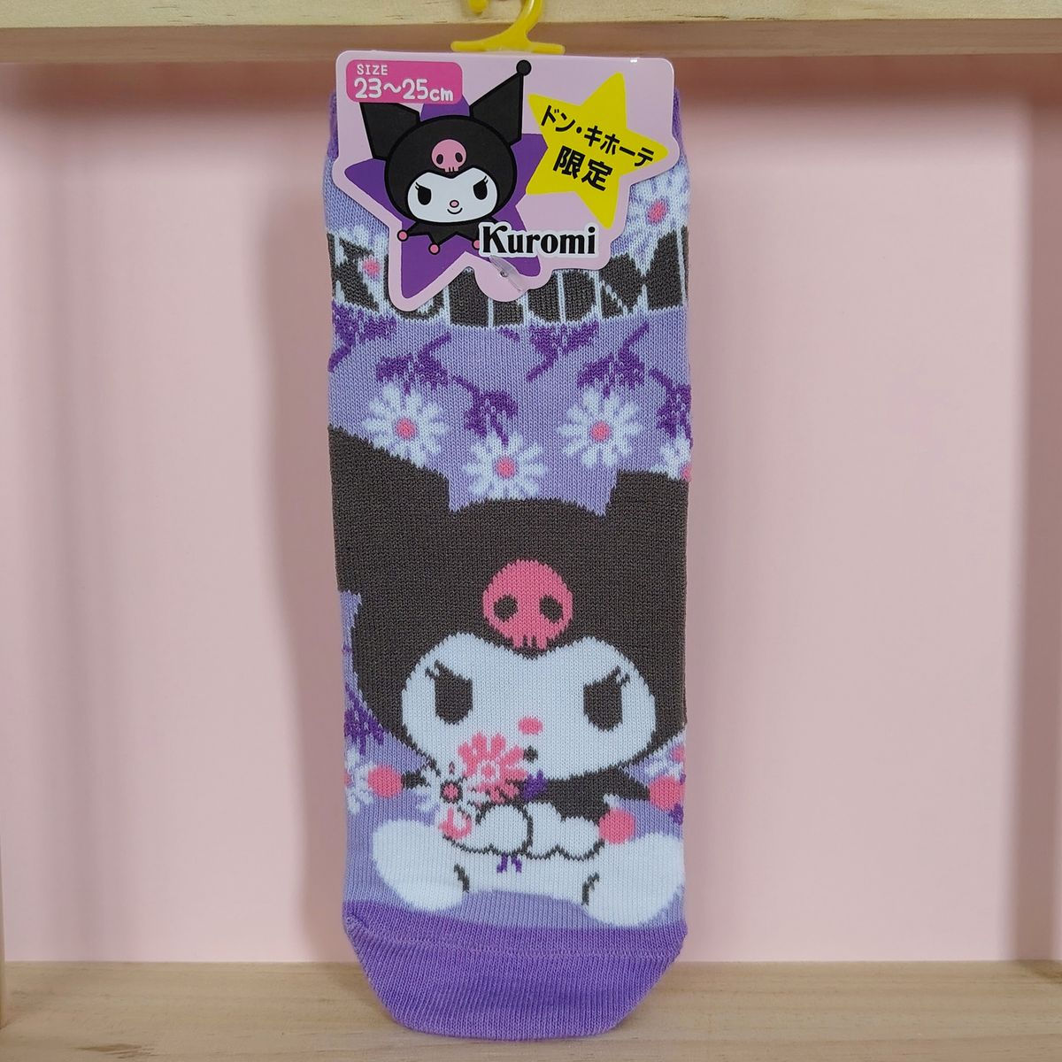 Chaussettes violettes Kuromi avec motif fleurs et étiquette exclusive Don Quijote