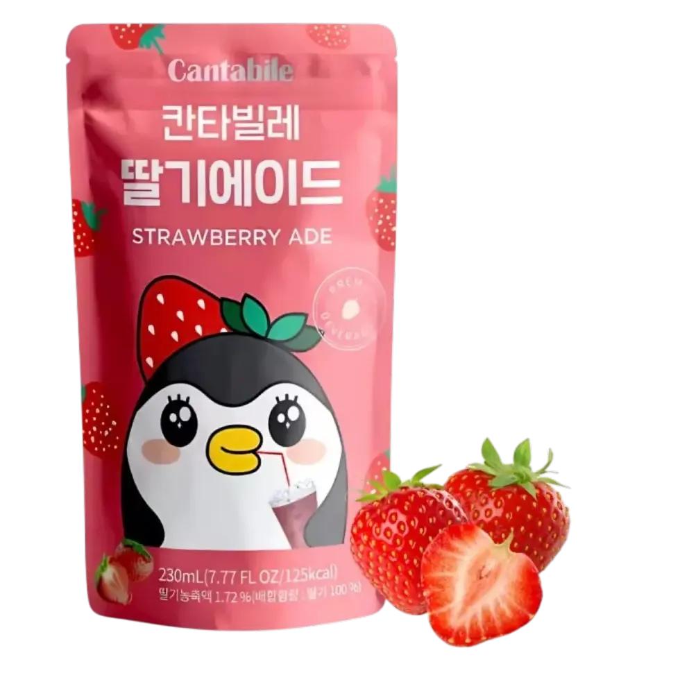 Sachet Cantabile Strawberry Ade 230ml avec fraises fraîches, mascotte pingouin kawaii, Corée du Sud