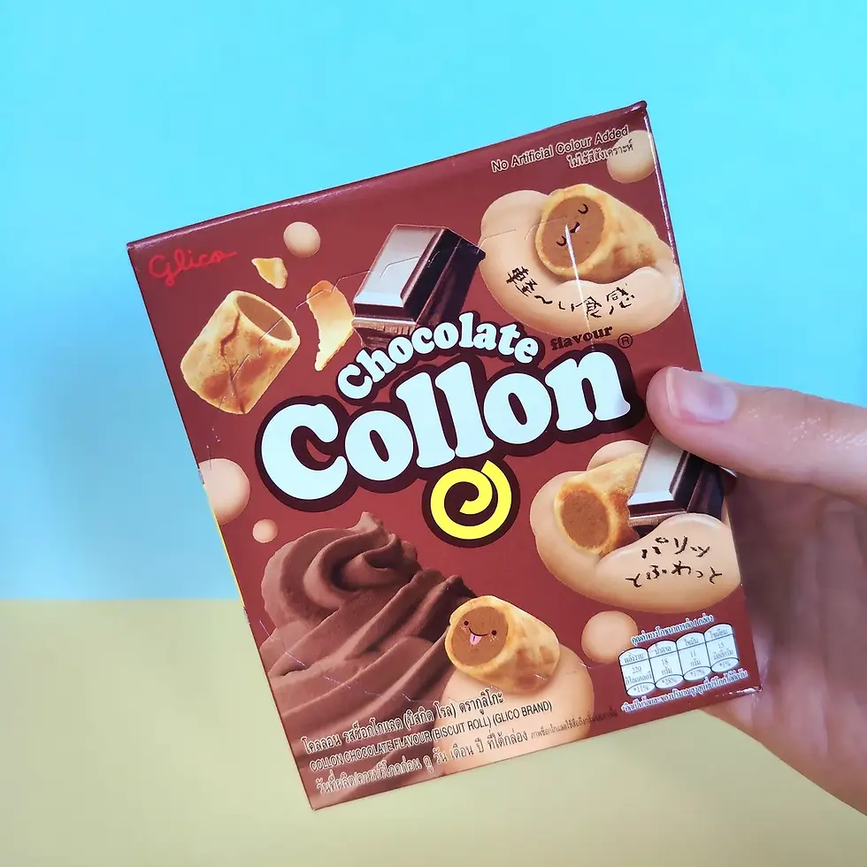 Boîte Glico Collon Saveur Chocolat tenue en main, rouleaux biscuités croustillants fourrés chocolat