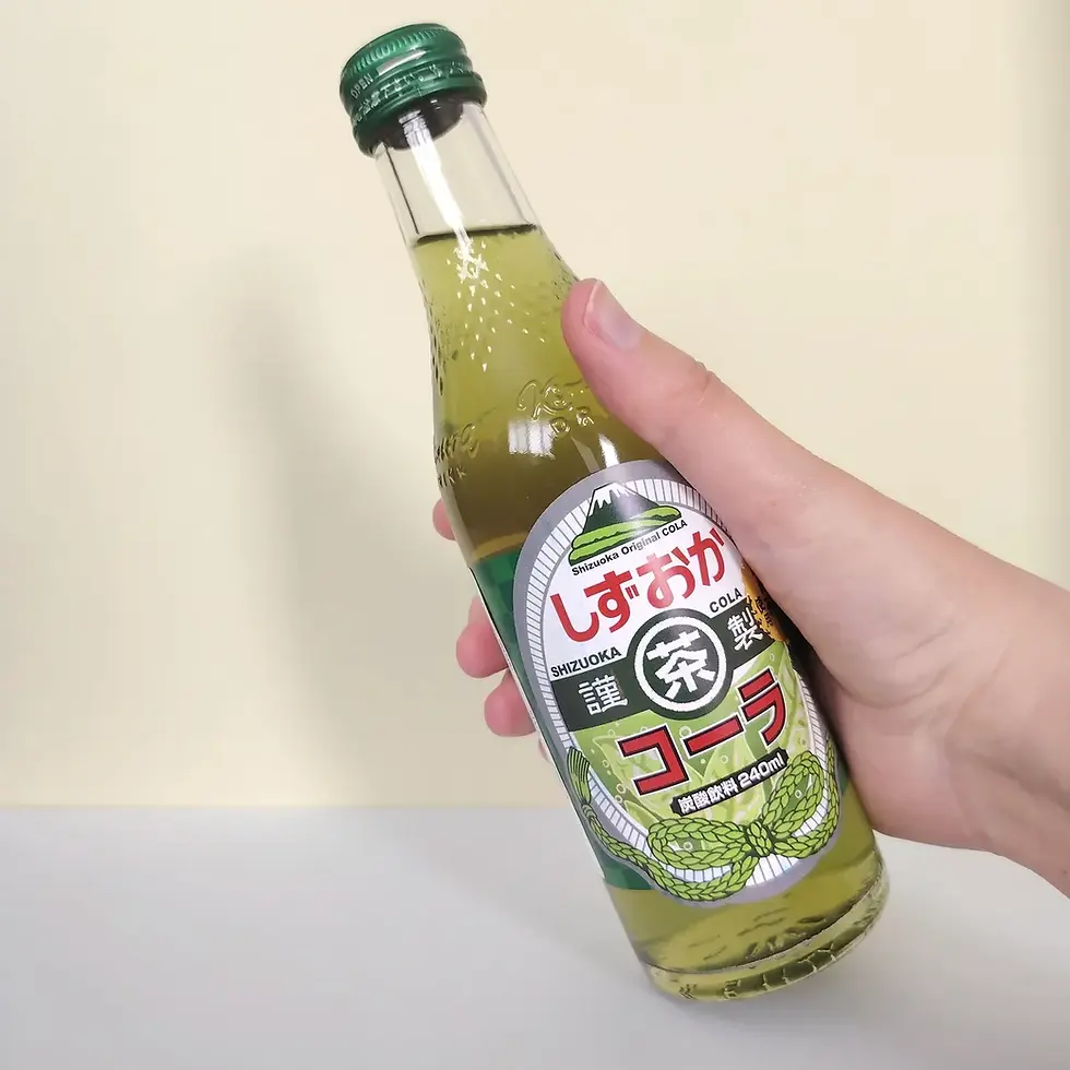 Bouteille Shizuoka Cha Cola tenue en main, boisson gazeuse japonaise thé vert Kimura
