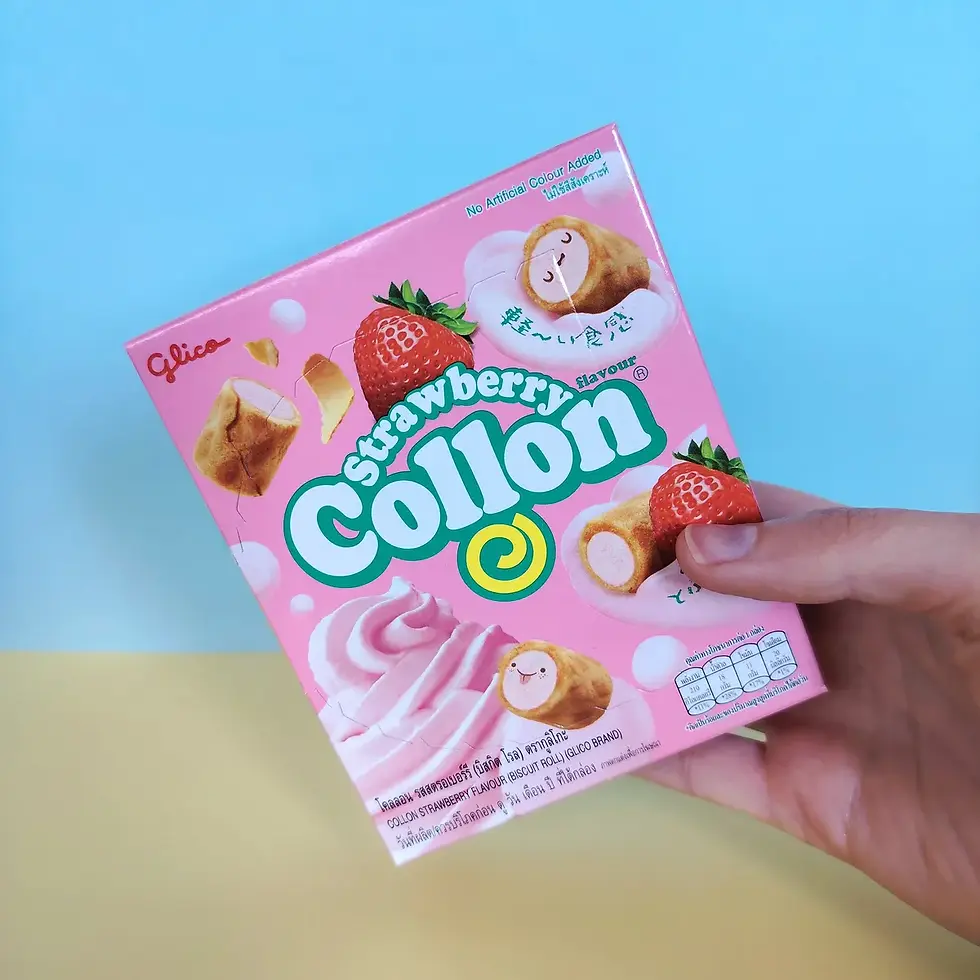 Boîte Glico Collon Saveur Fraise tenue en main, rouleaux biscuités fourrés crème fraise, emballage rose