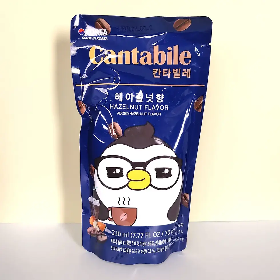 Sachet Cantabile café noisette 230ml bleu marine, mascotte pingouin kawaii à lunettes tenant une tasse, boisson coréenne café