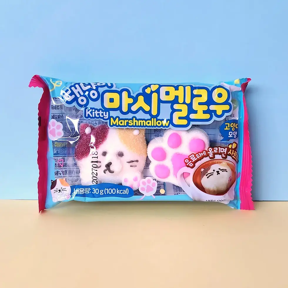 Kitty Marshmallow coréen tenu en main, emballage bleu avec marshmallows en forme de tête de chaton et patte rose kawaii