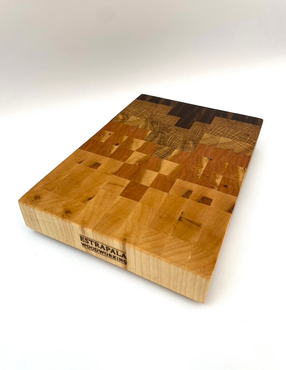 End Grain Pixel Pattern Cutting Board | Estrapalawoodworking