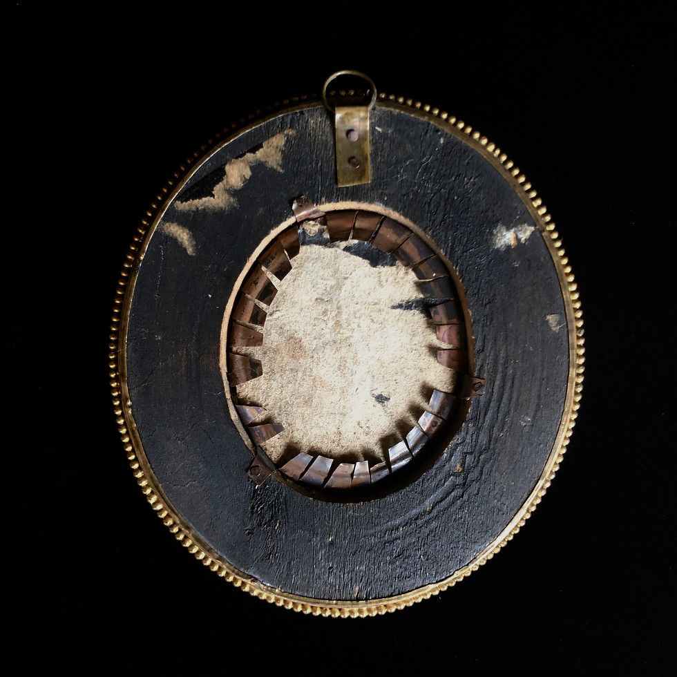 サムネイル： Black oval frame portrait