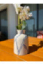 Marine Linear modeli el yapımı mavi beyaz seramik vazo