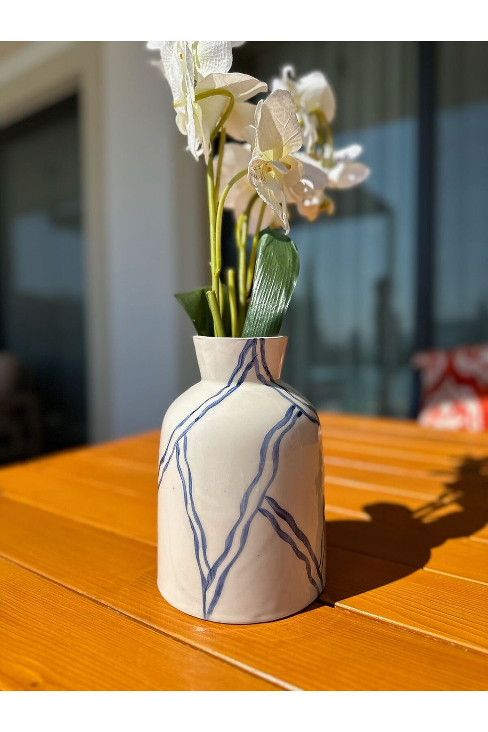 Marine Linear modeli el yapımı mavi beyaz seramik vazo