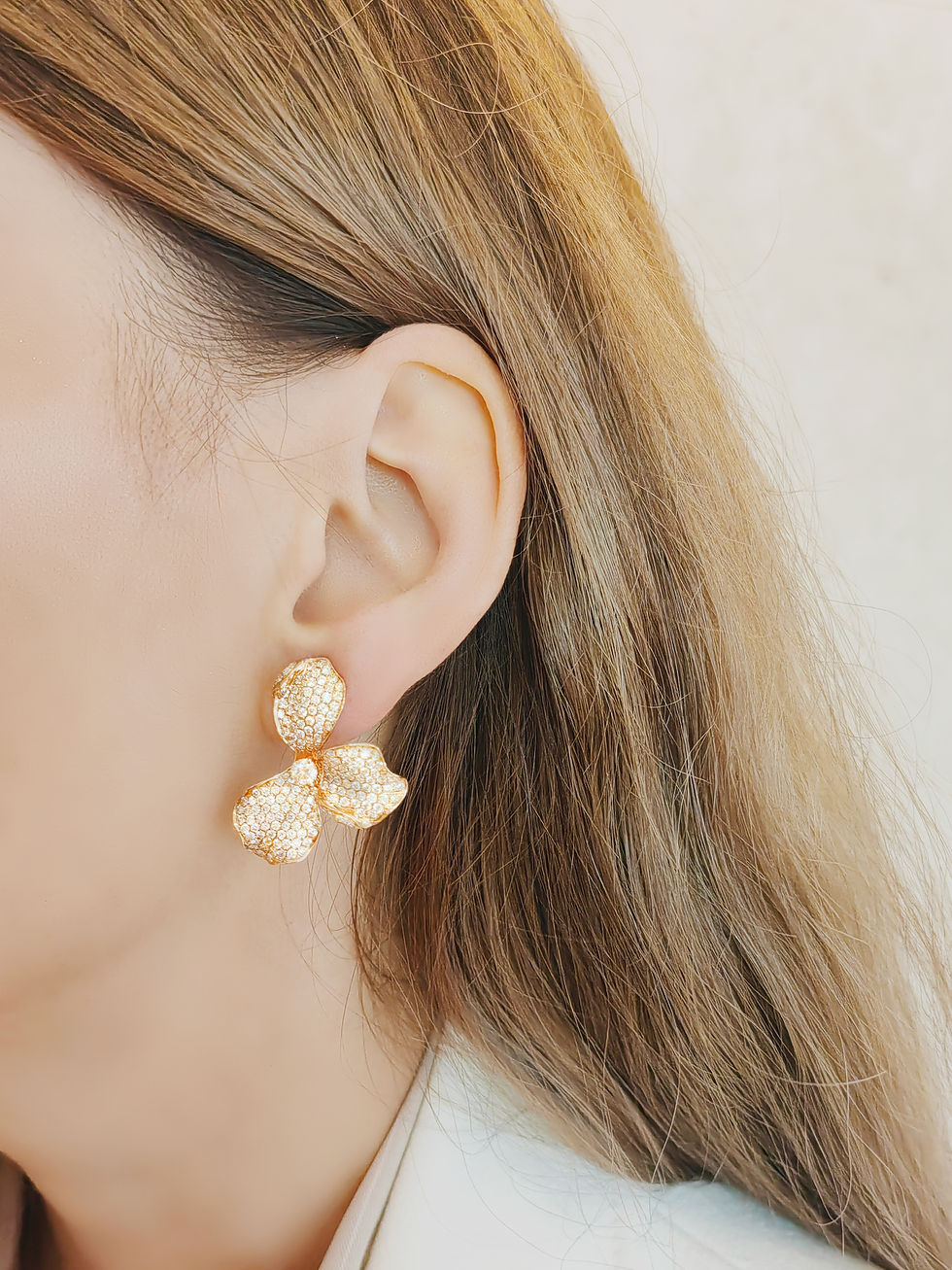 Thumbnail: 18K Rose Gold Trillium Three-Petal Flower Colored Diamond Earrings