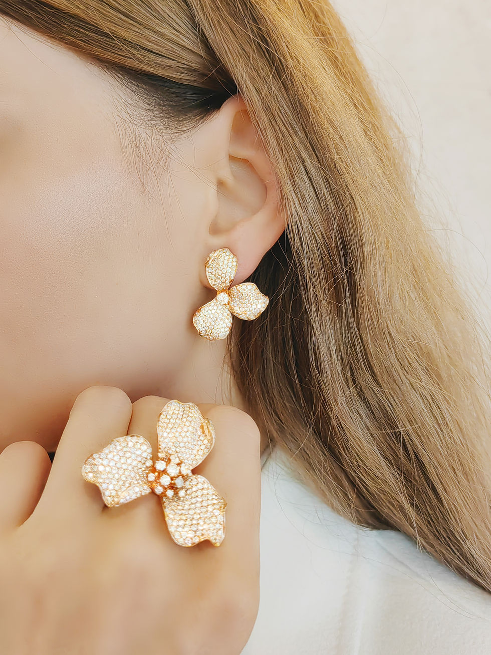 Thumbnail: 18K Rose Gold Trillium Three-Petal Flower Colored Diamond Earrings
