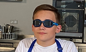 Das Foto zeigt einen Jungen, der eine blickdichte Testbrille trägt.