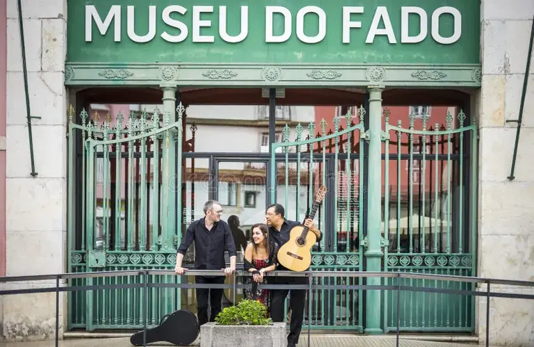 faixa-do-fado-na-frente-museu-em-lisboa-portugal-125431201.webp