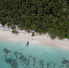 Lancha entre islas del Caribe panameño, vista desde el aire