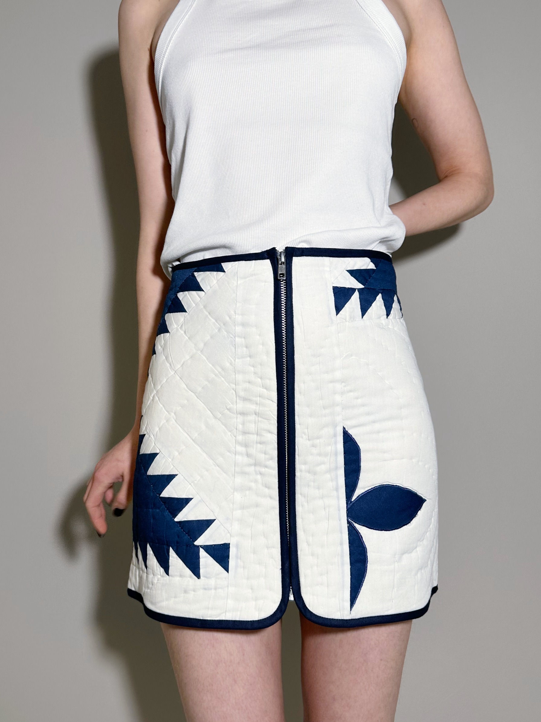 Patchwork rock kurz Minirock aus Vintage Quilt mit blau weiss Ethno Muster, Vorderansicht