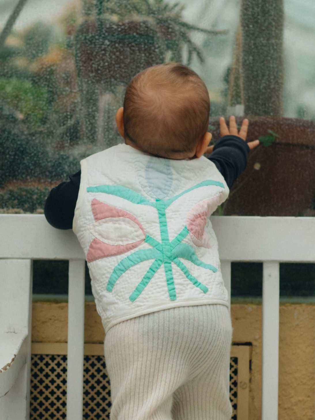 Patchwork Weste Kinder aus Vintage Quilt pastellfarbenes Blumen Muster nachhaltig, Hinteransicht