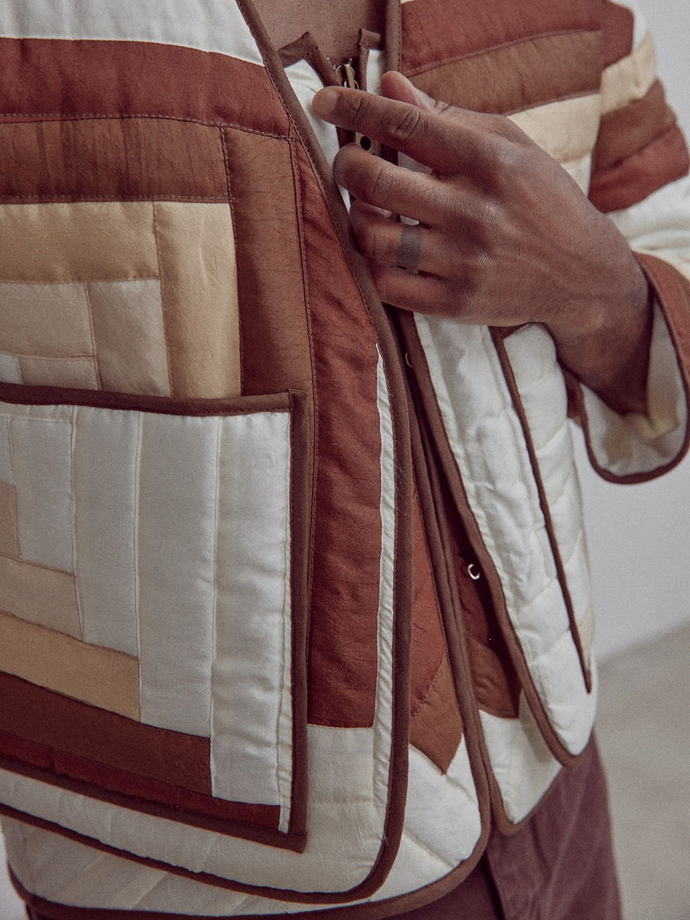 Thumbnail: Oversized Patchwork Jacke kurz aus Vintage Quilt geometrische Muster braun weiss beige, Vorderansicht