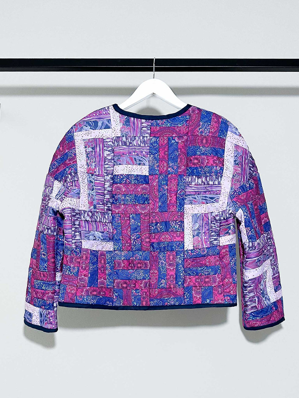Thumbnail: Patchwork Jacke Damen kurz, lila, Hinteransicht