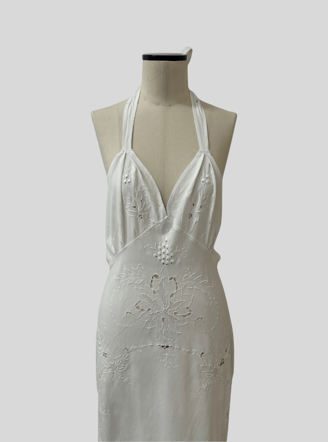 Miniaturbild: Rückenfreies weißes Maxikleid mit Lochspitze; Vorderansicht