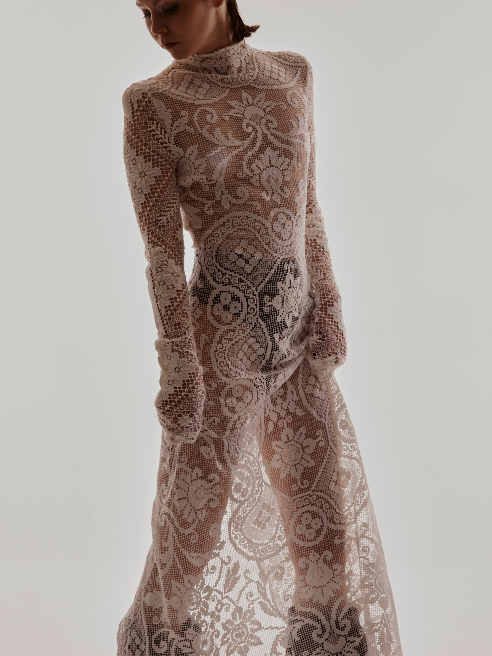 Gehäkeltes Maxikleid aus weißer Vintage Spitze mit langen Ärmeln, Vorderansicht