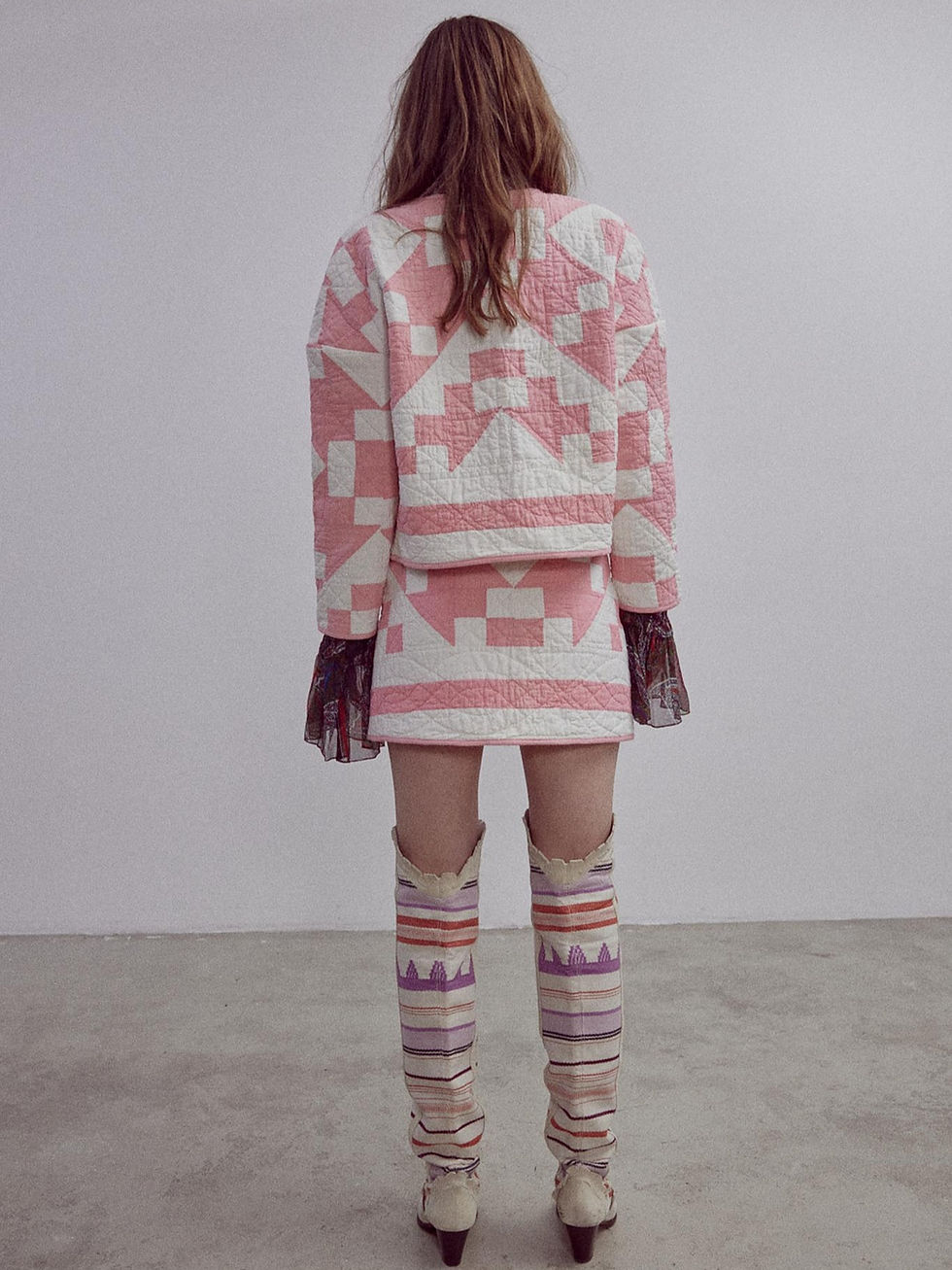 Miniaturbild: Oversized Patchwork Jacke mit rosa weiss Muster für Damen aus Vintage Quilt, Hinteransicht