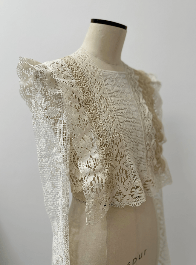 Damen Spitzen Bluse „Saint Undone“ – Handgefertigt aus Vintage-Spitzen