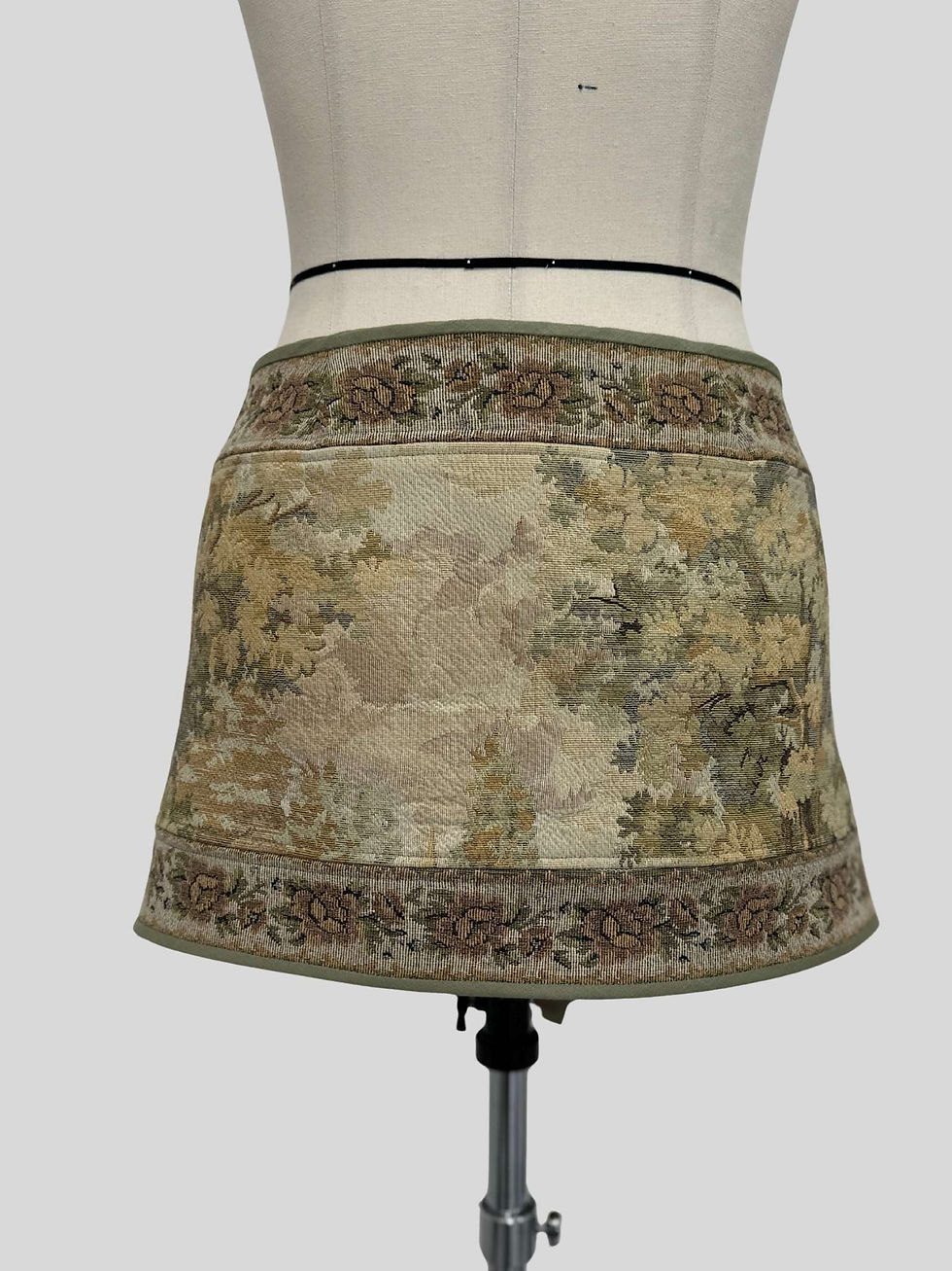 Miniaturbild: Equestrian Relic Wrap Skirt – Gobelin Couture Mini Rock