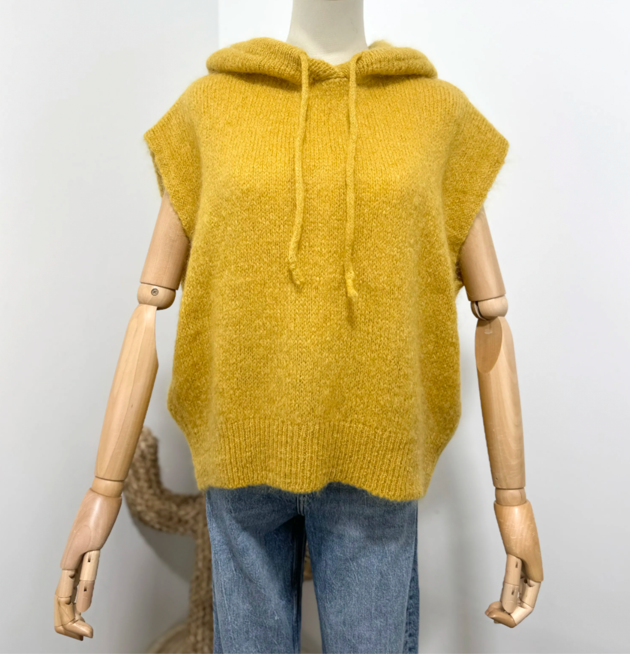 Pull moutarde sans manches capuche
