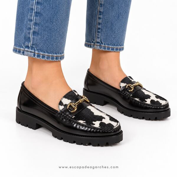 Mocassin femme Pascucci en cuir noir à motif vache 7967 porté