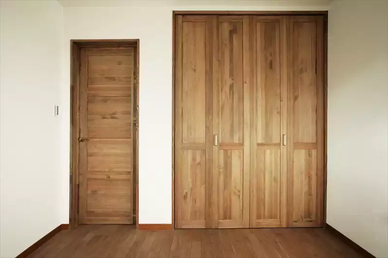 無垢材の建具と造作収納を備えた和モダンな居室