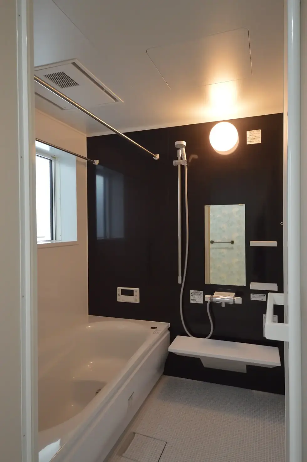 アクセント壁が特徴の浴室リフォーム後のユニットバス。