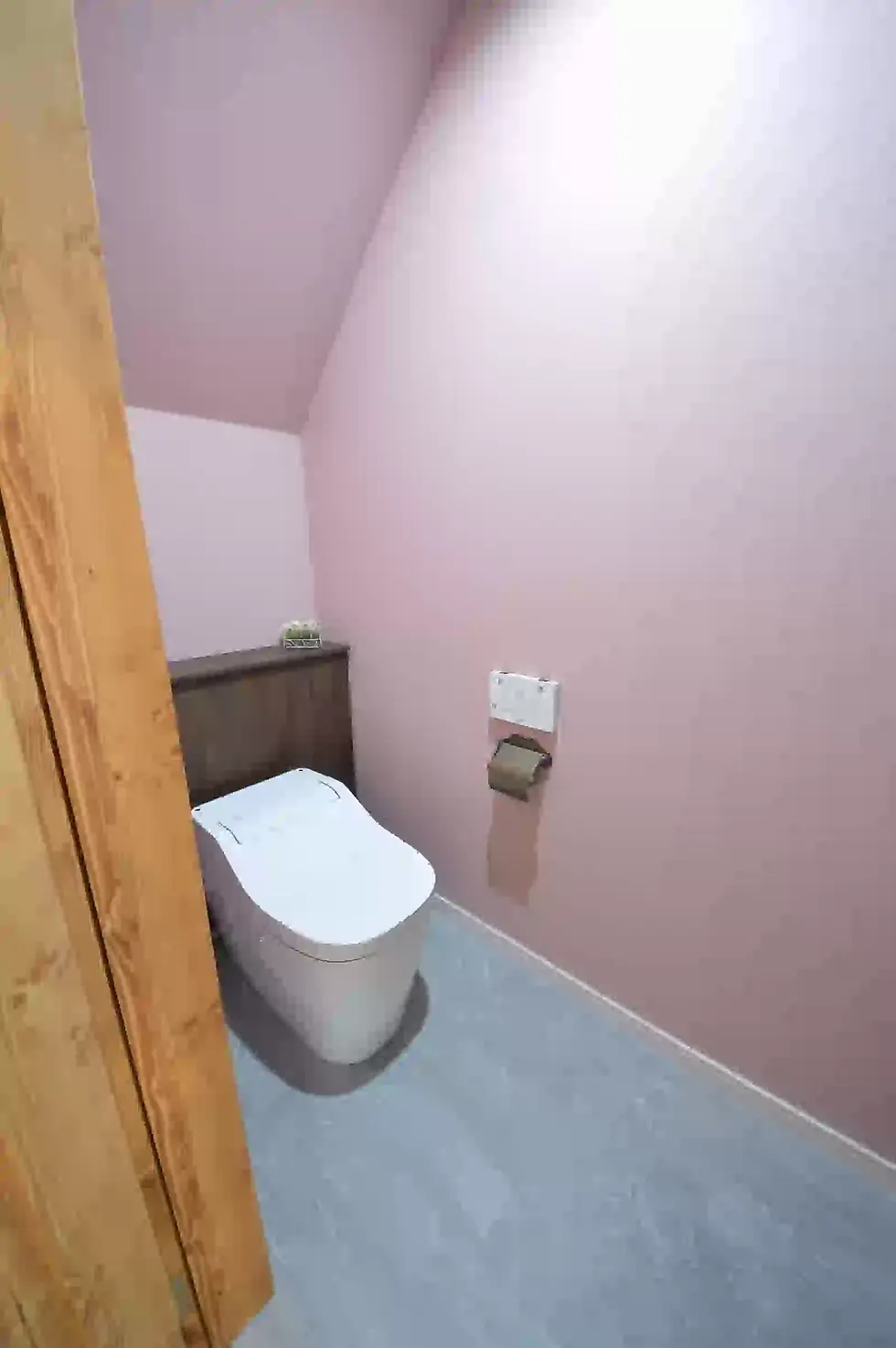 やさしい色合いが印象的なフレンチスタイルのトイレインテリア