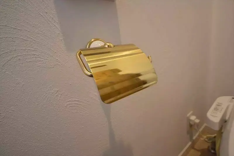 真鍮製のトイレットペーパーホルダー