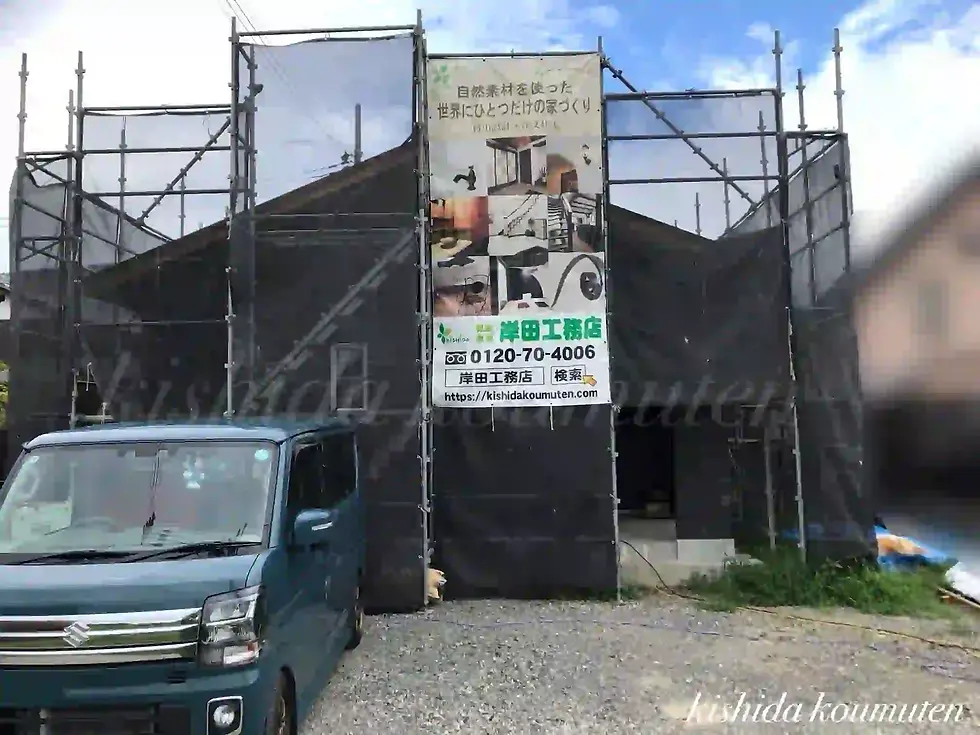 平屋フレンチハウスの外壁に透湿防水シートを施工した様子