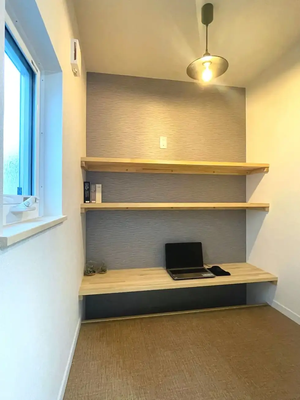 小上がりと掘りごたつを組み合わせた書斎スペース