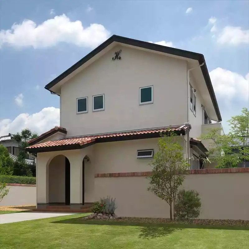 白い塗り壁とテラコッタ調屋根が特徴のナチュラルな外観デザイン