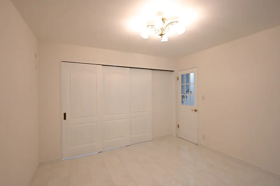 和室とつながる4枚引き戸のあるLDK空間