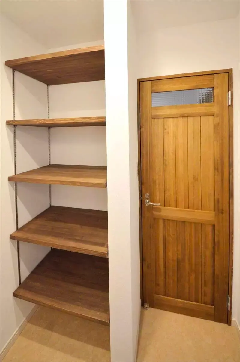 オープン収納と室内木製建具