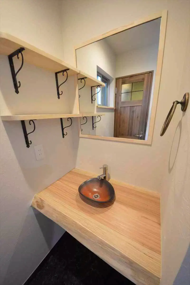 ナチュラル素材を活かしたコンパクトな洗面空間