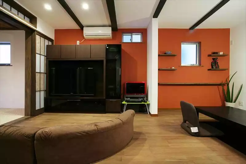 アクセントウォールと梁が特徴の和モダンテイストのリビング施工事例