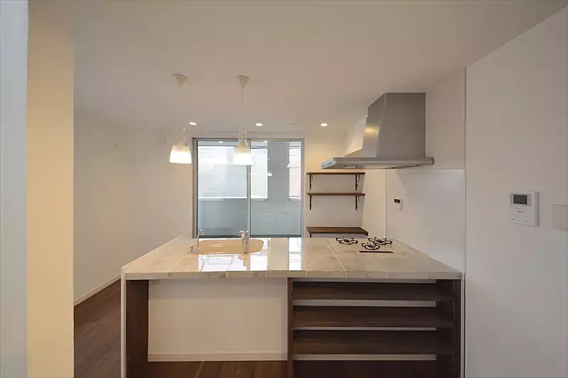 大理石調天板のスタイリッシュなキッチン