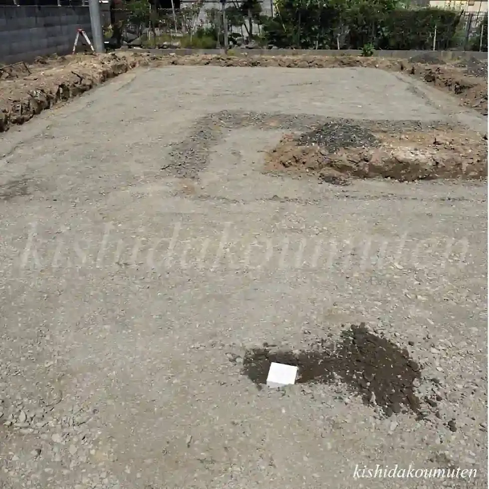京都で建築中の高気密高断熱住宅の基礎工事中に行う砕石敷き作業