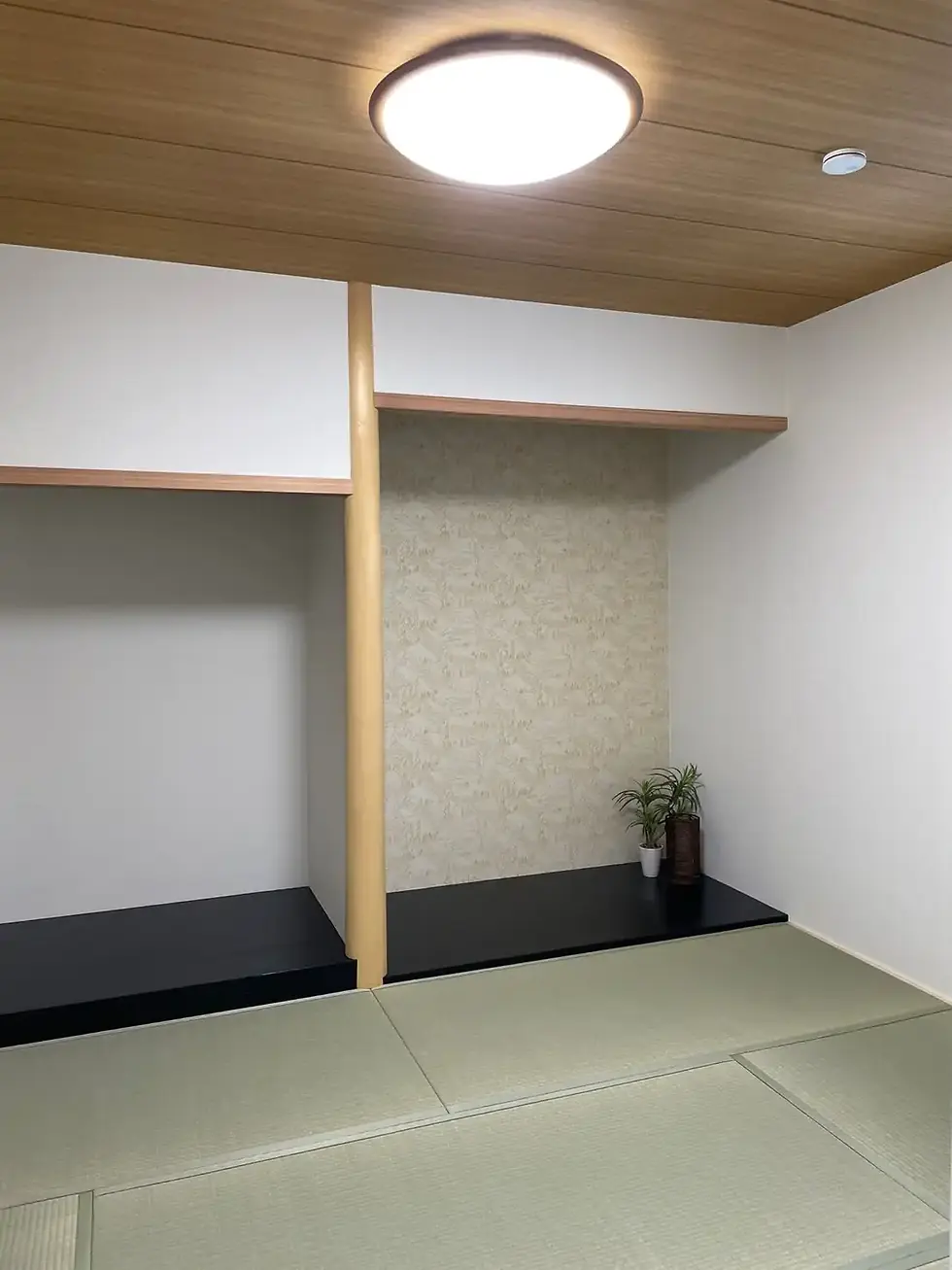 北山杉の床柱と床の間照明を備えた、玄関近くの和室